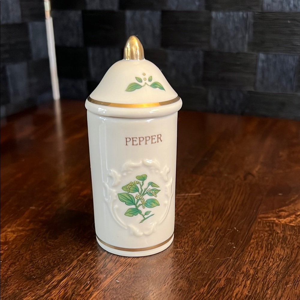 Lenox Spice Garden 1992 Collection Fine Porcelain spice jar in "Pepper"